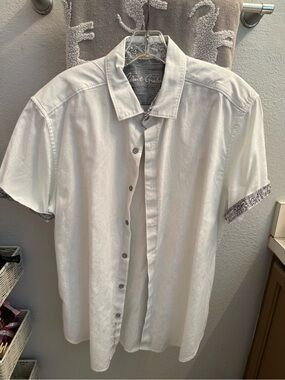 Robert Graham White Short-Sleeve Button-Down Shirt with Contrasting Trim.